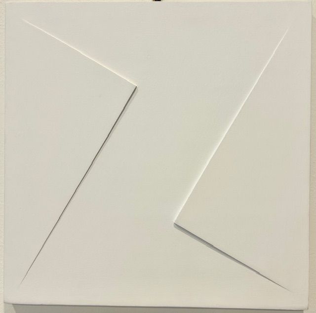 Alberto Zilocchi, Titolo: rilievo. Acrilico su tela monocromatico bianco, con estroflessioni geometriche