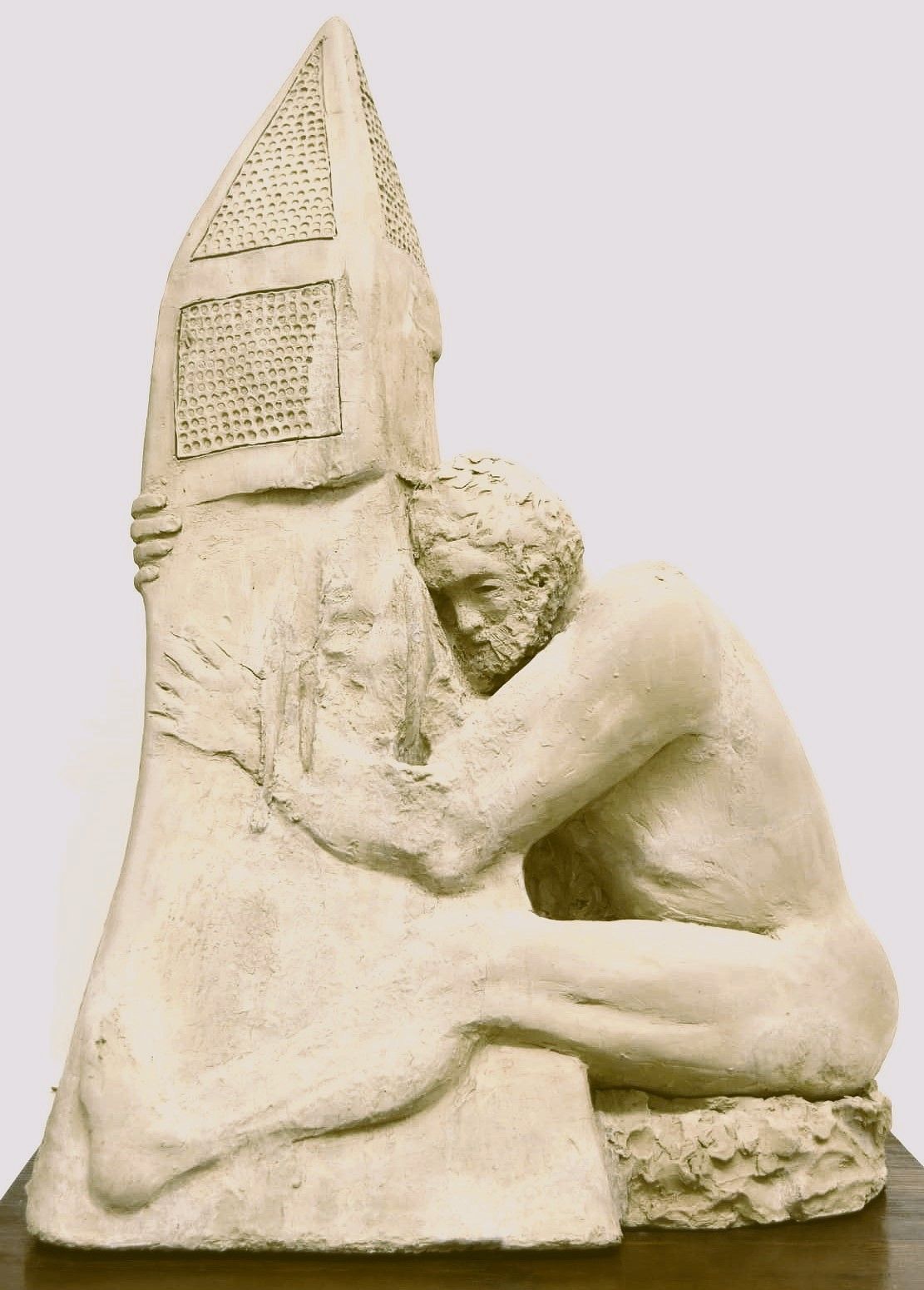 Rodolfo Monaco, Titolo: Il Gigante e l'Obelisco. Scultura in creta che raffigura un gigante seduto che abbraccia un obelisco