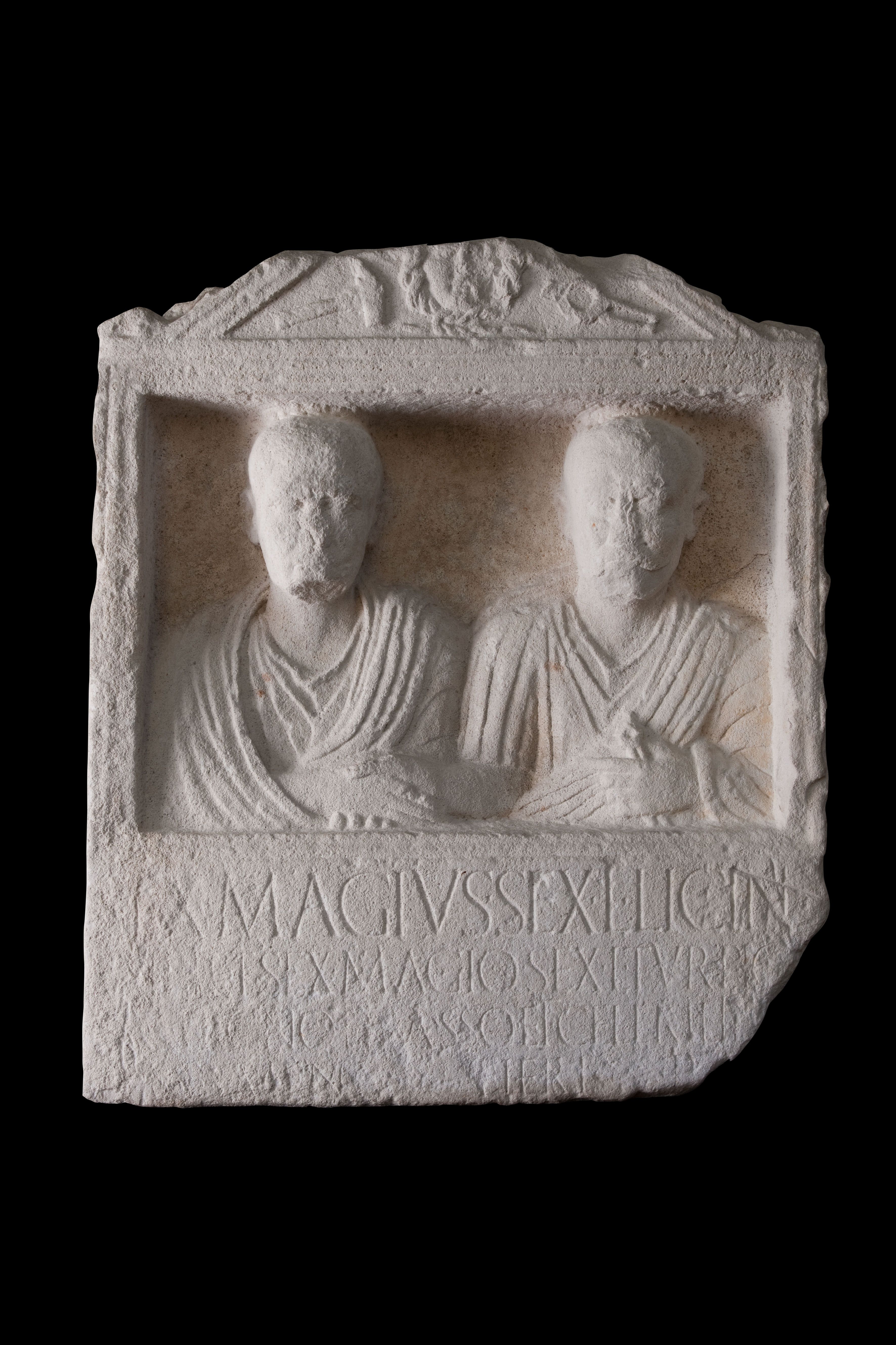 Stele funeraria dei fabbri ferrai, da Milano, fine del I secolo d.C. Nella stele sono ritratti frontalmente due uomini che si stringono la mano