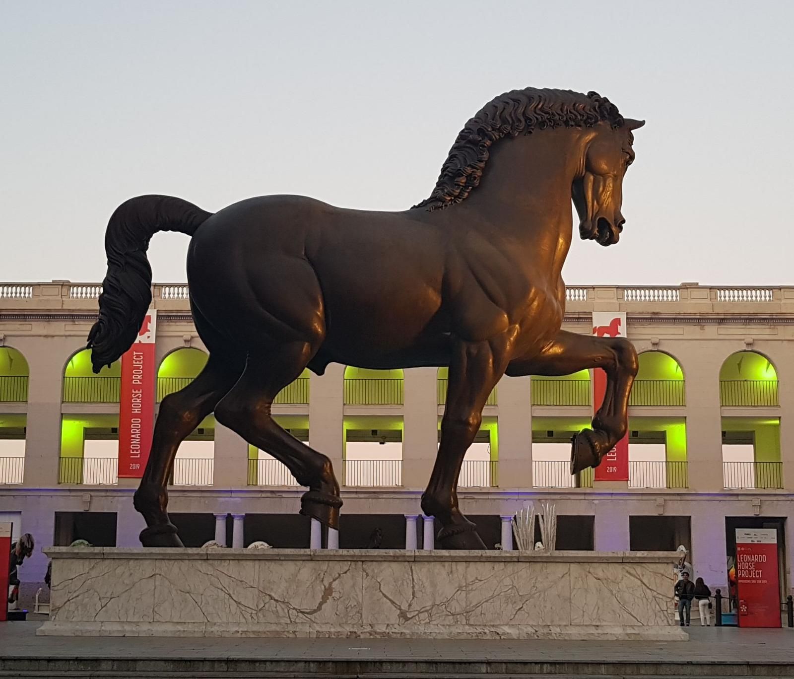 Il Cavallo di Leonardo alla luce del tramonto