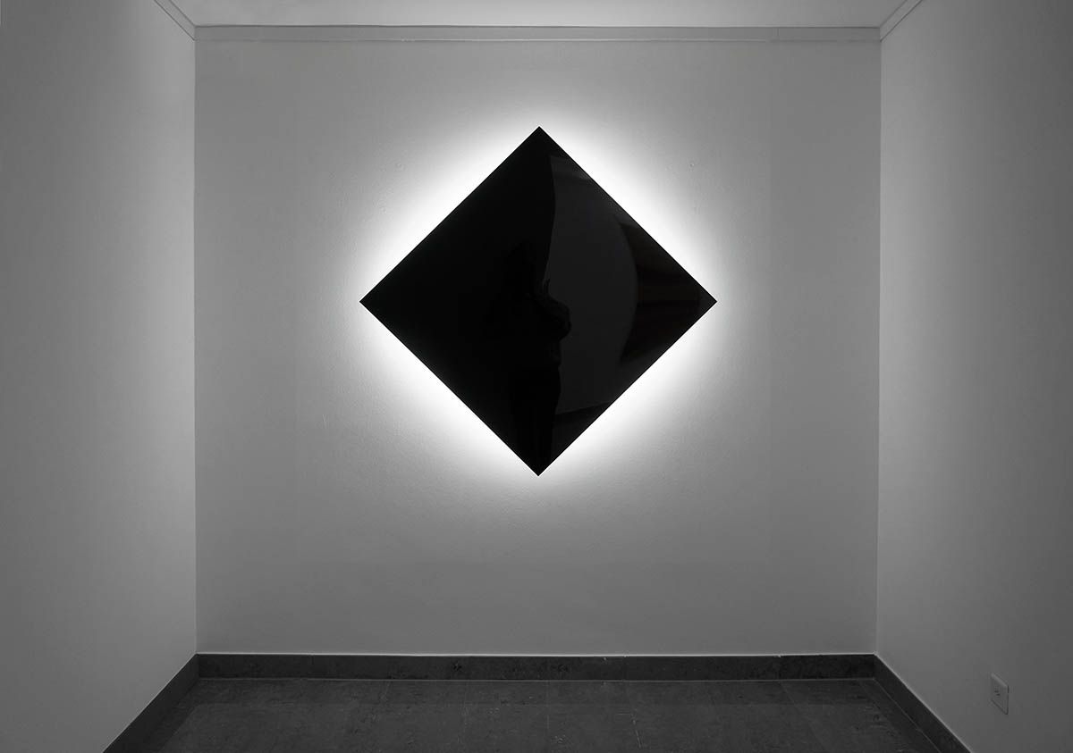 Silvio Wolf, titolo: Meditation, 2009-2013, Fotografia nera semi-riflettente sotto plexiglas, montata su light box retro-illuminante.