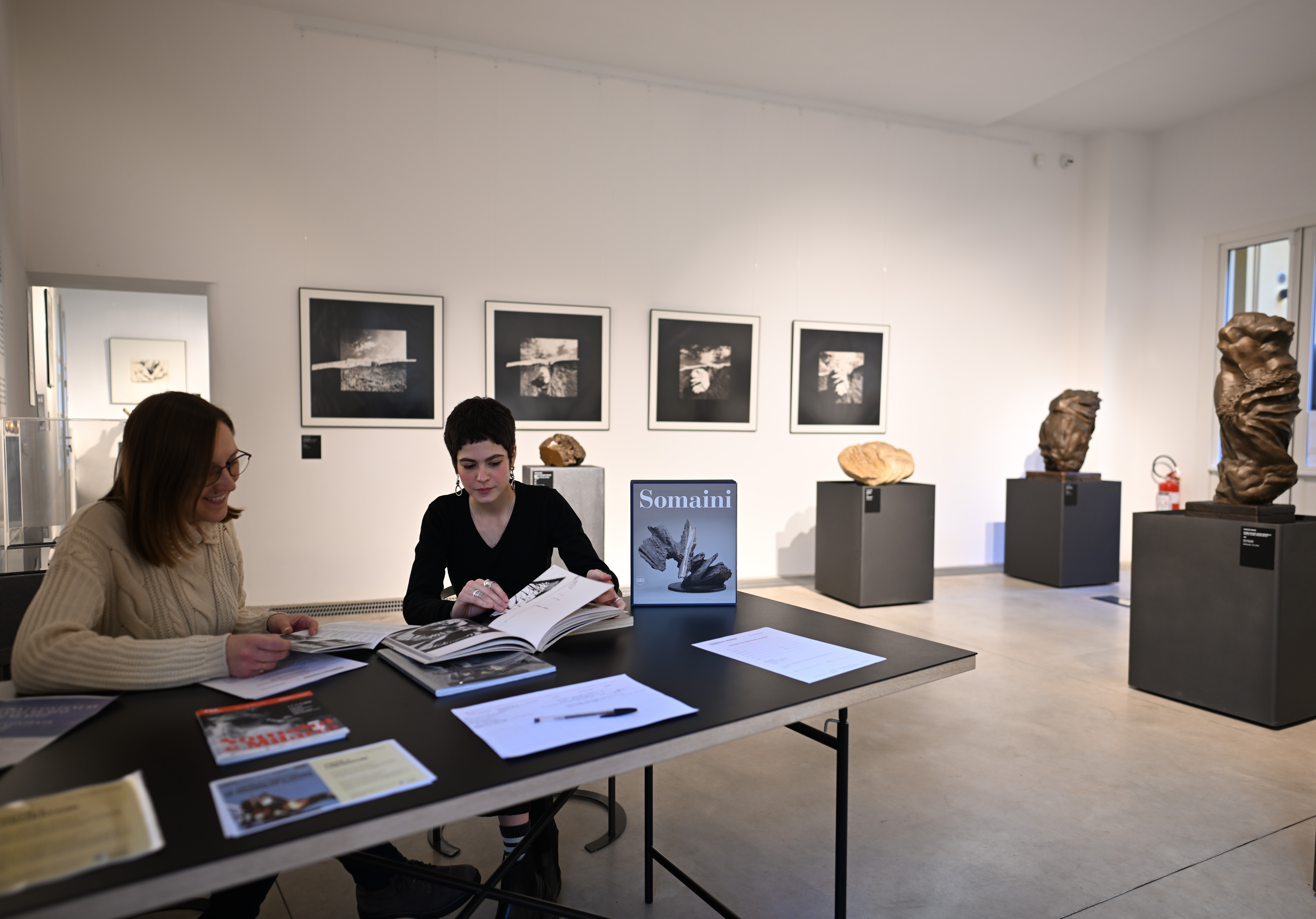 Alcune sale della mostra Oltre il giardino. La Natura nell’opera di Francesco Somaini allestita presso la Fondazione Francesco Somaini Scultore ETS fino al 31 maggio 2025.